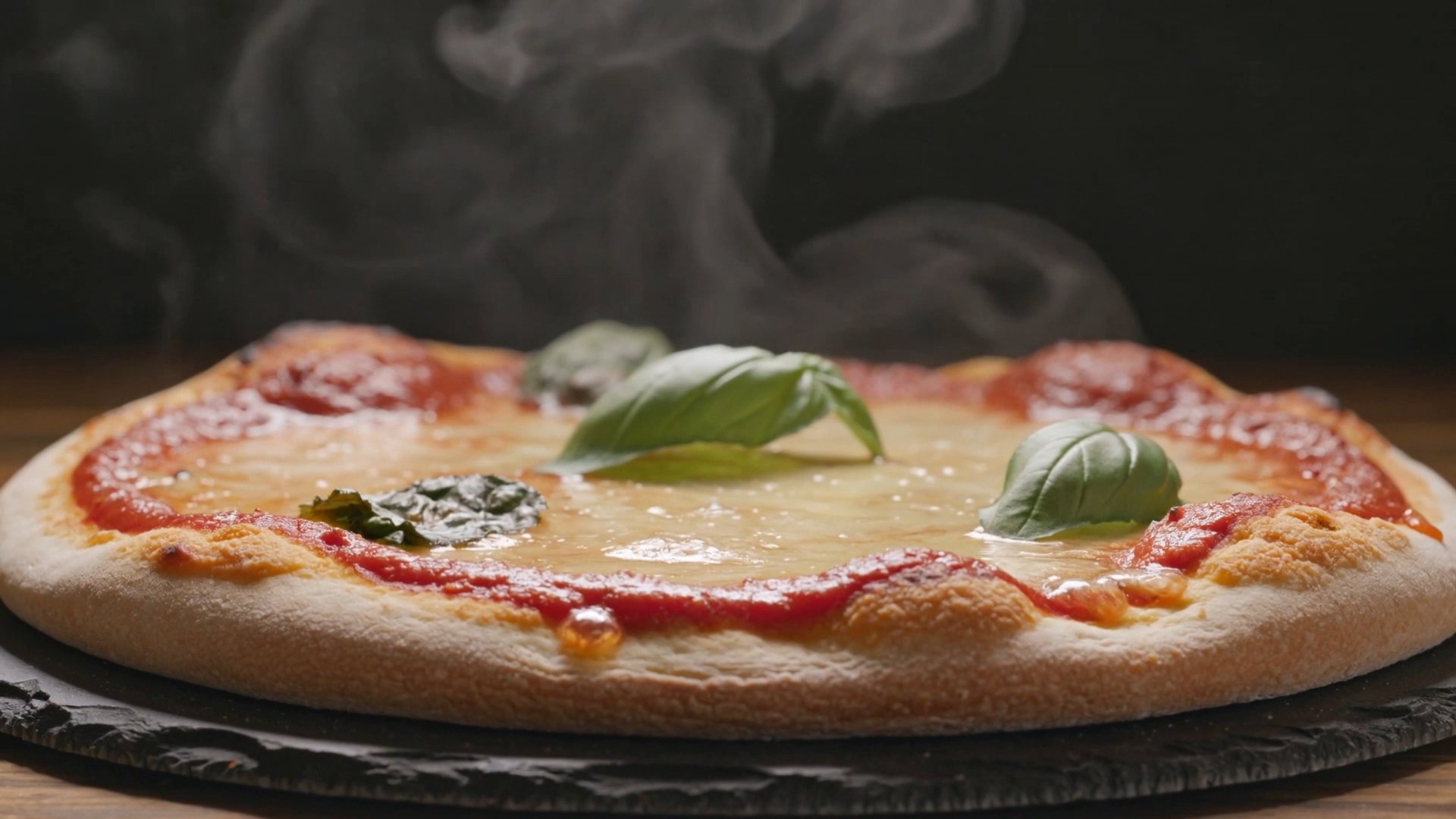 Pizza margherita prosto z pieca, ze świeżą bazylią